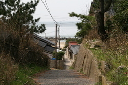 稲佐の浜へとつづく道