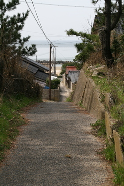 稲佐の浜へとつづく道