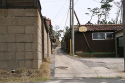 稲佐の浜へとつづく道